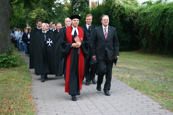 Hans-Georg von der Marwitz bei einer Prozession im Rahmen der Schuljahreseröffnung im Johanniter-Gymnasium Wriezen